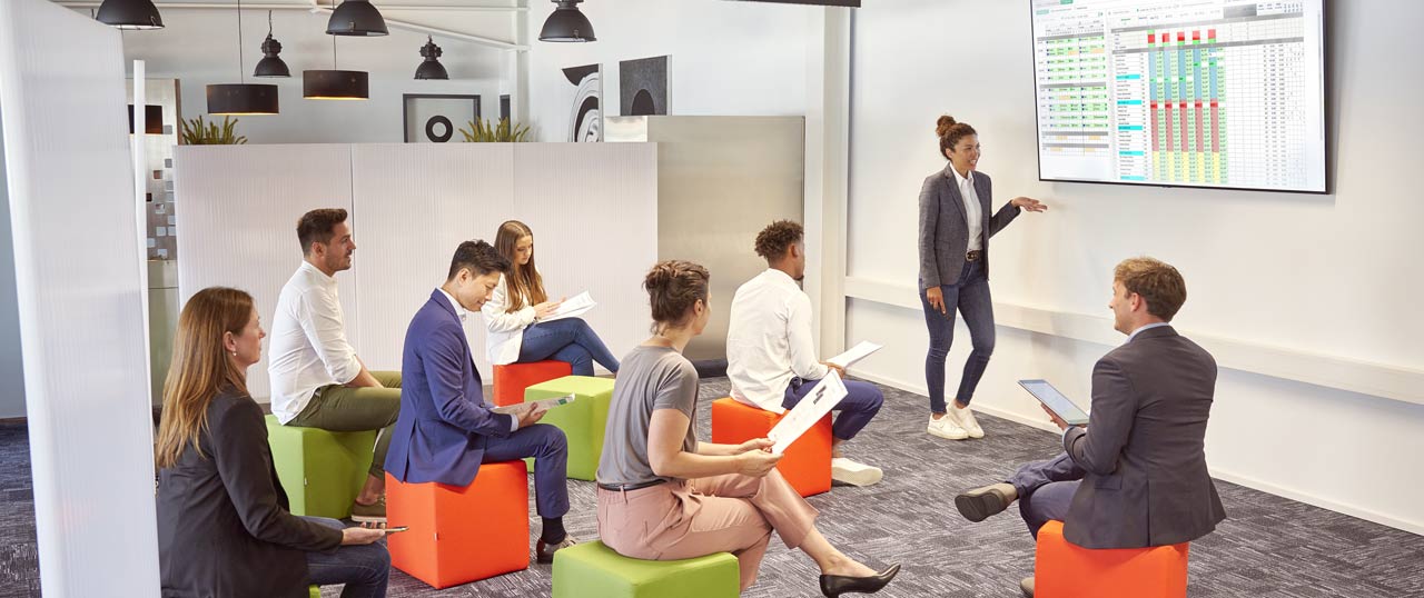 Met de optie Kantoorruimte reserveren kunnen je medewerkers via een visueel overzicht gemakkelijk doorgeven wanneer zij op kantoor willen komen werken.